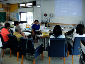廣畑裕子さんが南相馬市小高の放射能被害を説明。